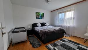 Rúm í herbergi á 3- Zimmer-Wohnung in Linz Leonding