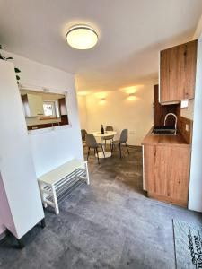 コペルにあるMediteran Apartmentsのキッチンとテーブルと椅子のある部屋