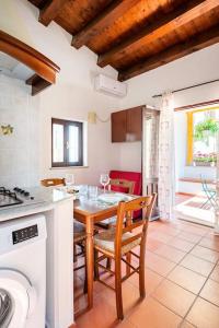 A kitchen or kitchenette at TEMPIO DI APOLLO - ORTIGIA con Veranda Privata
