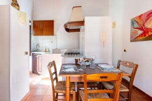 A kitchen or kitchenette at TEMPIO DI APOLLO - ORTIGIA con Veranda Privata