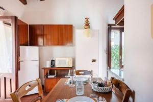 A kitchen or kitchenette at TEMPIO DI APOLLO - ORTIGIA con Veranda Privata
