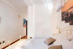 A bed or beds in a room at TEMPIO DI APOLLO - ORTIGIA con Veranda Privata