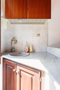 A kitchen or kitchenette at TEMPIO DI APOLLO - ORTIGIA con Veranda Privata