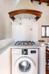 A kitchen or kitchenette at TEMPIO DI APOLLO - ORTIGIA con Veranda Privata
