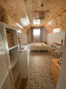 a room with a kitchen and a bed in a room at Apartment & Rooms Sweet Dreams in Žabljak