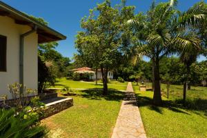 Ein Garten an der Unterkunft Mbuni Granja de Avestruz