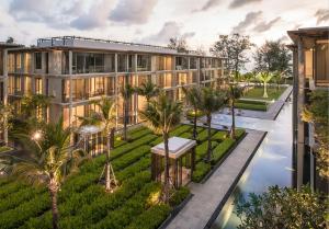 Taman di luar Baan Mai Khao Beach Residence