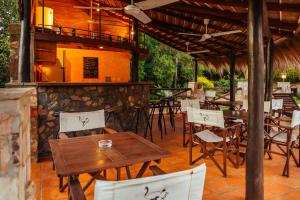 Ein Restaurant oder anderes Speiselokal in der Unterkunft Mbuni Granja de Avestruz 