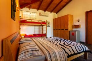 Ein Bett oder Betten in einem Zimmer der Unterkunft Mbuni Granja de Avestruz