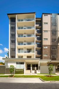 un edificio de apartamentos alto con una pista en Quest Chermside on Playfield, en Brisbane
