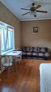 een woonkamer met een bank, een tafel en stoelen bij Astra-Poilsis Sventojoje in Šventoji