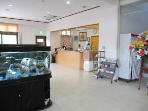 eine Lobby mit einem Aquarium in einem Zimmer in der Unterkunft Hotel Tulip Ishigakijima in Ishigaki-jima