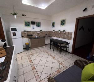 una cucina con un tavolo e una cucina con un frigorifero di De Rossi Holiday a Bari Altre 37 foto