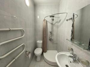 un bagno con un water e un lavandino di Guesthouse White Swan a Kobuleti