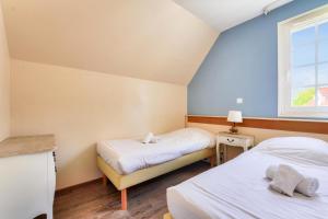 ein Schlafzimmer mit zwei Betten und einem Fenster in der Unterkunft Les Maisons de Belle Dune - maeva Home - Maison 4 Pièces 8 Personnes - Prestige MAE-7746 in Fort-Mahon-Plage + 17 Fotos