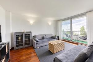 a living room with a couch and a tv at le confort proche Paris Thiais Sceaux Massy et Orly in Fresnes