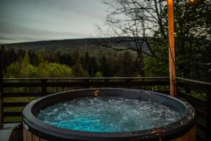ein Whirlpool mit Wasser auf einer Terrasse in der Unterkunft BUNNY GLAMP in Korbielów + 194 Fotos