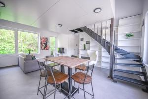 Una cocina y un comedor con una mesa y una escalera. en NEUDORF RESIDENCES, en Luxemburgo
