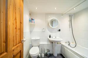 Un baño con inodoro, lavabo y bañera. en COMFORTABLE SPARE ROOM with KING SIZE BED, Near Sheffield Centre, en Heeley