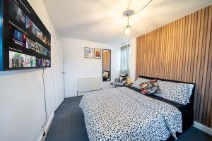 Dormitorio con cama con estampado de guepardo en una habitación en COMFORTABLE SPARE ROOM with KING SIZE BED, Near Sheffield Centre, en Heeley
