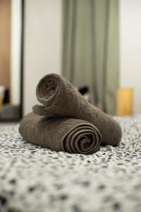 Una toalla sobre una cama en COMFORTABLE SPARE ROOM with KING SIZE BED, Near Sheffield Centre, en Heeley