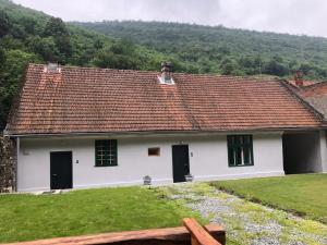 Nespecifikovaný výhled na hory nebo výhled na hory při pohledu z prázdninového domu