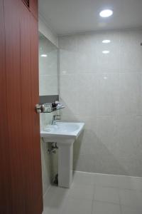 A bathroom at Palace Hotel Gwangju