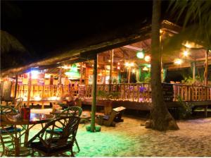 Ein Restaurant oder anderes Speiselokal in der Unterkunft Palm Beach Bungalow Resort 