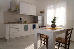 Kuchyň nebo kuchyňský kout v ubytování Il Vicolo - Vacanze in Sardegna