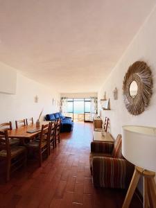 un soggiorno con un tavolo e un divano di Luz Ocean View Apartment a Luz Altre 7 foto