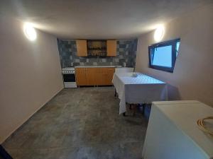a small kitchen with a table and a window at Casa Peneșel in Băile Herculane