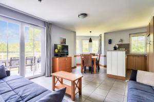 ein Wohnzimmer mit einem Sofa und eine Küche mit einem Tisch in der Unterkunft Résidence Belle Dune - maeva Home - Appartement 3 pièces 6 personnes - Sélection MAE-9634 in Fort-Mahon-Plage