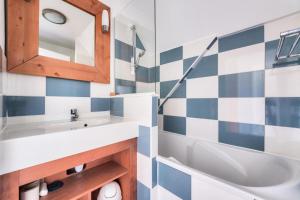 ein Badezimmer mit Waschbecken und Spiegel in der Unterkunft Résidence Belle Dune - maeva Home - Appartement 3 pièces 6 personnes - Sélection MAE-9634 in Fort-Mahon-Plage