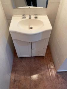 a white sink in a bathroom with a mirror at Casa Céntrica Excelente Ubicación in San Rafael +32 photos