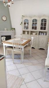 Kuchyň nebo kuchyňský kout v ubytování Casa Indipendente nel Cuore della Costa Smeralda Comfort per Famiglie e Gruppi