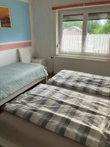 sypialnia z dwoma łóżkami i oknem w obiekcie Ferienwohnung Haus Cerny w mieście Bad Goisern