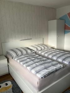 sypialnia z łóżkiem z białym wezgłowiem w obiekcie Ferienwohnung Haus Cerny w mieście Bad Goisern