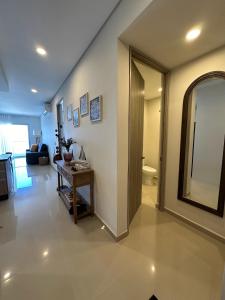 ein Wohnzimmer mit einem Tisch und einem Spiegel in der Unterkunft Lucero - Beach Condo in Mazatlán