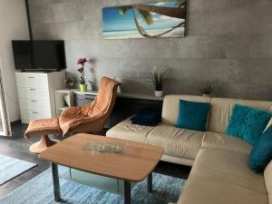 salon z kanapą i stołem w obiekcie Ferienwohnung Haus Cerny w mieście Bad Goisern