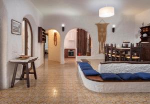 Una sala de estar con una cama y un comedor. en Villa Eliana sul Mare, en Porto Pino