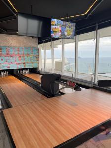 eine Bowlingbahn mit Fernseher und Werbung in der Unterkunft Lucero - Beach Condo in Mazatlán + 33 Fotos
