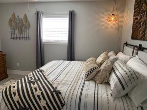 una camera da letto con un letto con cuscini e una finestra di Blue Willow a Mead