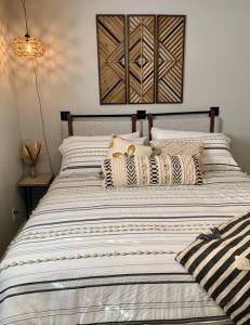 una camera da letto con un letto grande con cuscini di Blue Willow a Mead