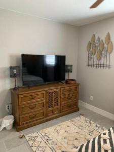 un soggiorno con una TV a schermo piatto su una parete di Blue Willow a Mead