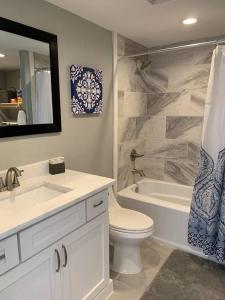 e bagno con lavandino, servizi igienici e vasca. di Blue Willow a Mead