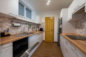 Kuchyň nebo kuchyňský kout v ubytování Park Apartman