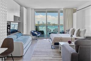Posezení v ubytování 1100 West South Beach Luxe Miami Condos by Joe Semary