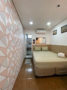 Un pat sau paturi într-o cameră la Green It Motel & Hotel