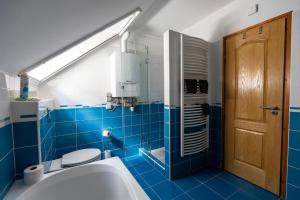 Koupelna v ubytování Park Apartman + 37 fotografií
