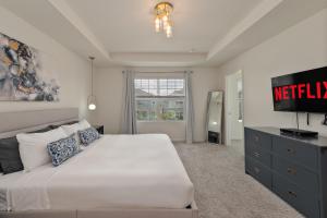 Ένα ή περισσότερα κρεβάτια σε δωμάτιο στο Solara Villa with Themed Rooms and Private Pool +91 φωτογραφίες